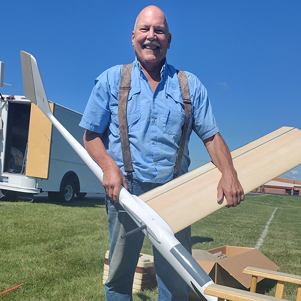 Mike assembling his Catalina XC sailplane.