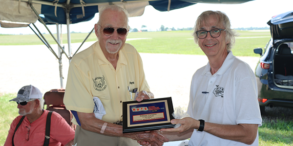 Pete Mazur receiving his Fun Scale National Champion award.