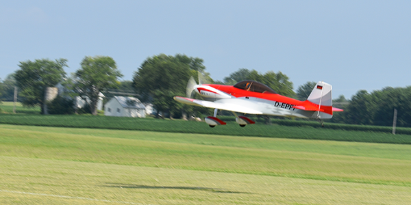 Helmut Schmitter’s RV-4 touching down.