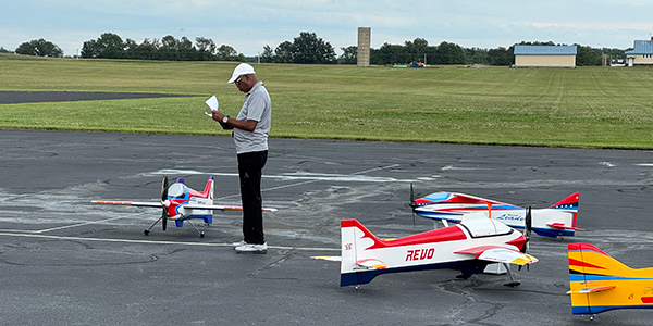 Al Glenn is preparing to precheck Todd Nolte’s Revo before the rounds start at Site 3.