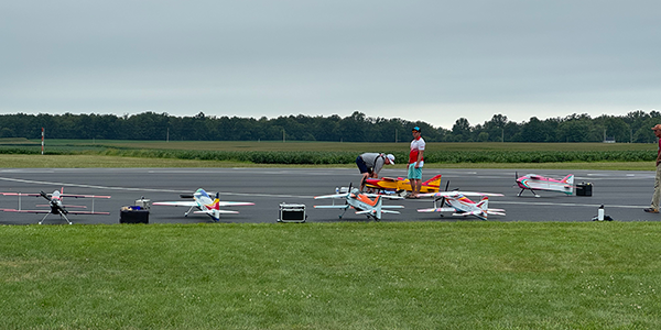 Mark Hunt prepares to fly his second FAI F pattern in the semifinals. Chris Gini is his caller. 