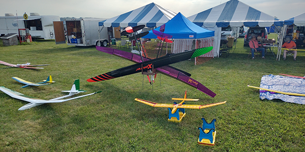 Multiple classes of sailplanes competing in the Quadfecta.