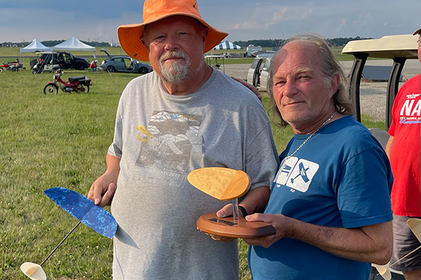 Stan Buddenbohm (L) receives the Beat the Vartanian Trophy from last year’s winner, Bill Reuter (R).