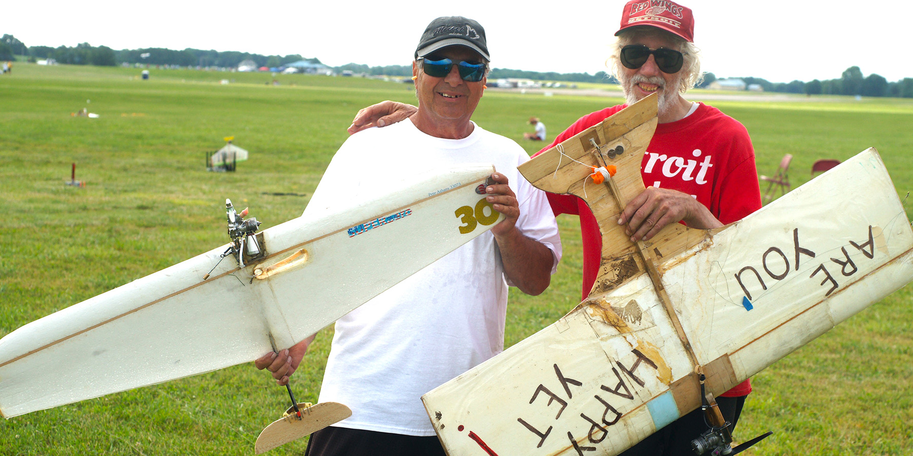 Pete Athans (left) and eventual winner Ed Brzys just before eliminations started. Ed’s very unusual model features an immense wi