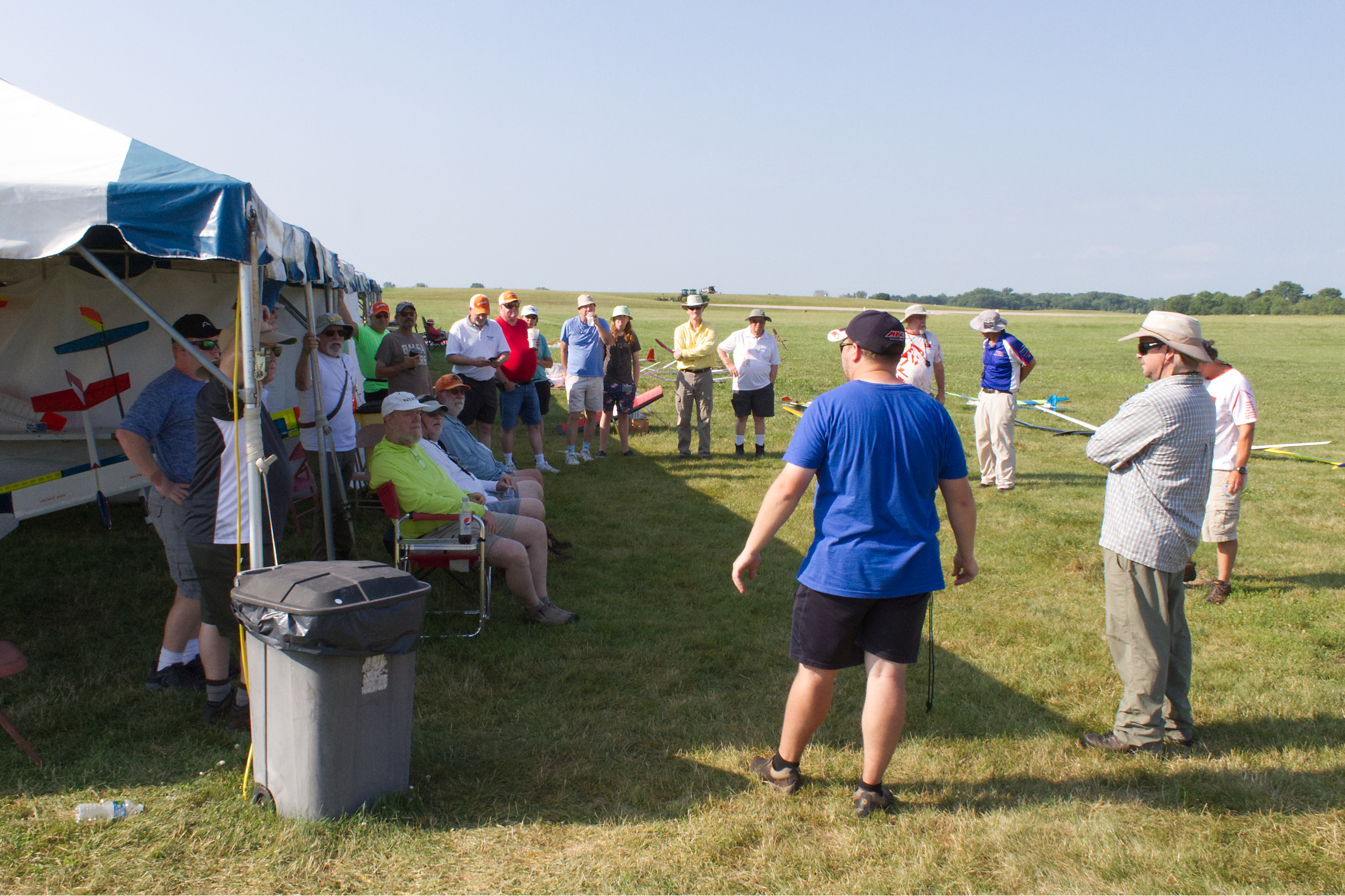 Contest Director Jonathan Garber leads the pilots’ meeting