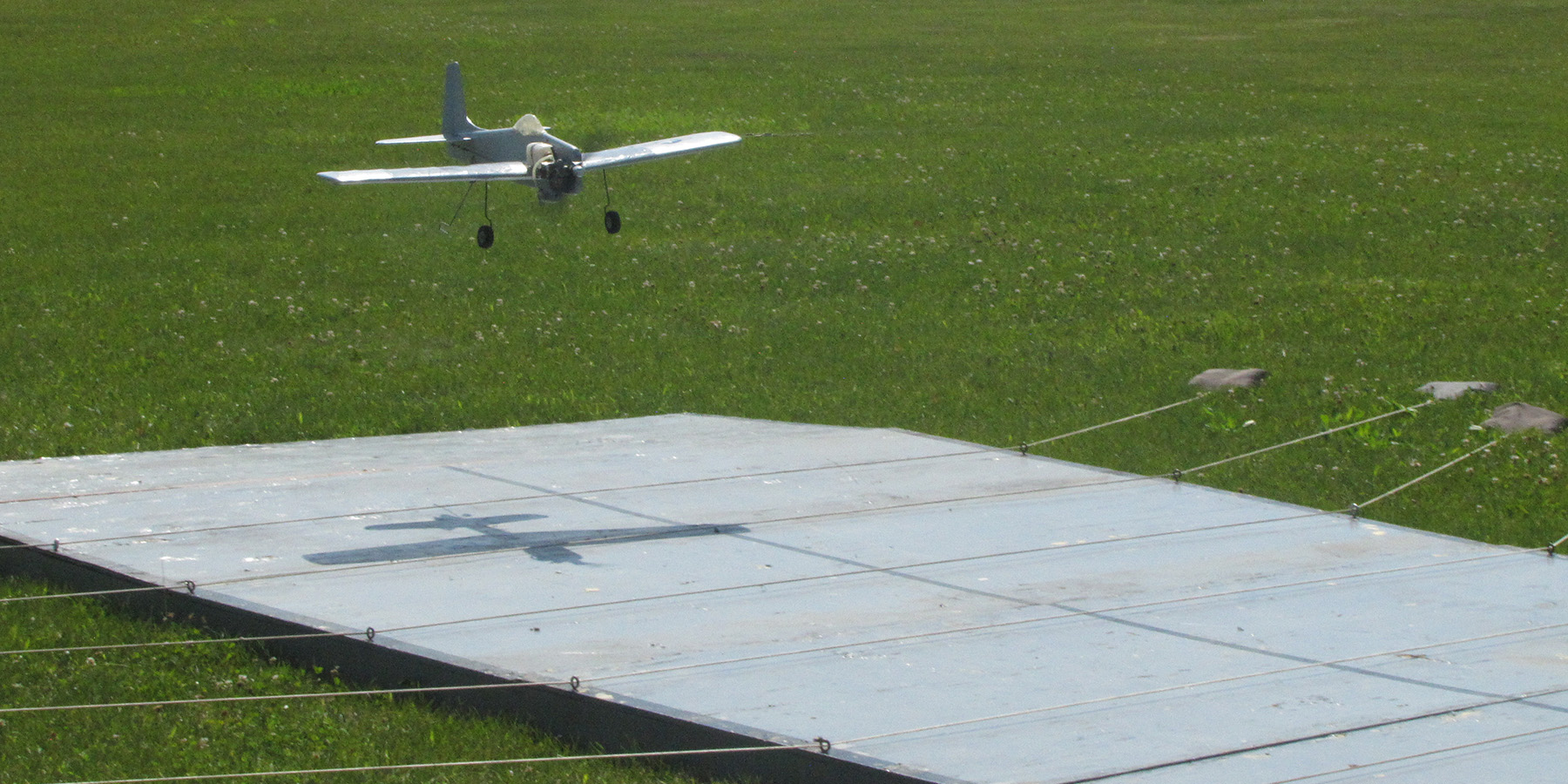 Bernard Suhamski’s Bearcat on final approach to the landing area of the deck.