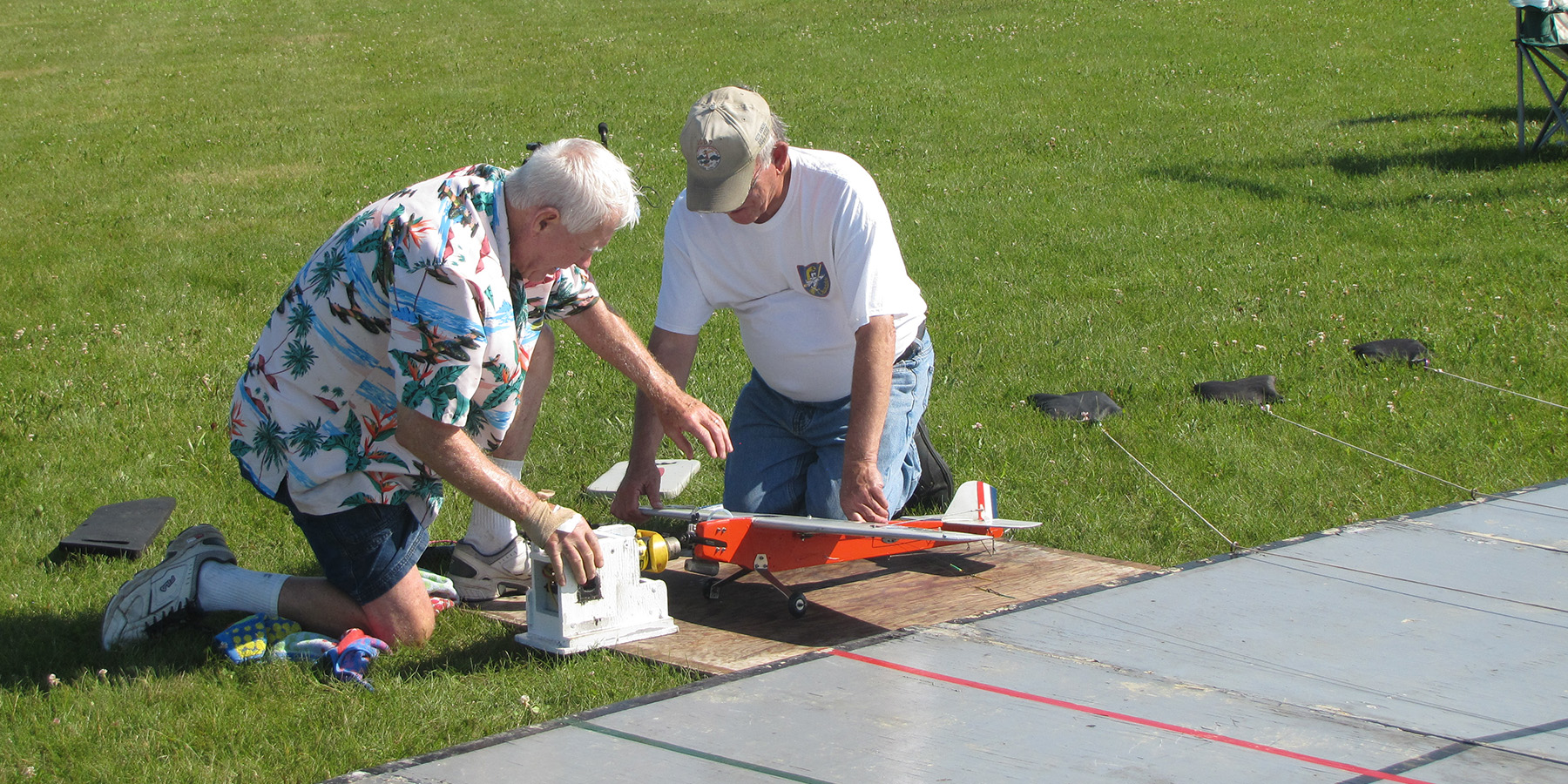 Bob Heywood (right) assists Paul Smith as he prepares his MO-1 for a flight in the internal combustion Profile event.