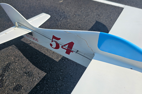 Bill Bischoff's lovely Miss Min incurred this fuselage fracture during a pit stop, forcing him to use his backup model. Bill's pit man, Mike Greb, "had a hand in it."